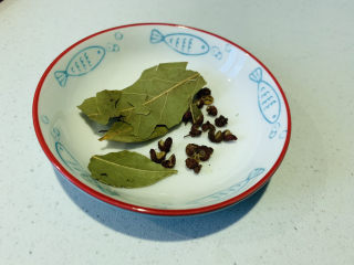 7、香辣卤鸡爪,香叶和花椒粒洗净;