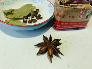 8、香辣卤鸡爪,shi十三香待用;