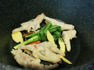 11、香辣卤鸡爪,鸡爪捞出,用清水再冲一下,切小块;