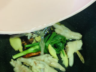 12、香辣卤鸡爪,加入清水;