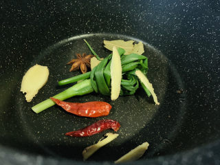 10、香辣卤鸡爪,将所有的调料先放进锅,十三香等会放;