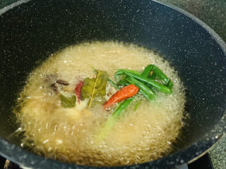 17、香辣卤鸡爪,加少许十三香,搅拌均匀所有调料;