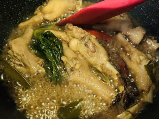 18、香辣卤鸡爪,盖住锅盖,煮至水减少,注意中间翻拌;