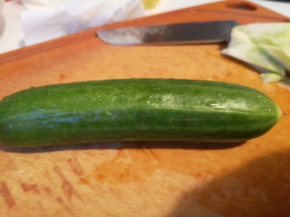1、黄瓜煎蛋汤,把黄瓜洗干净。