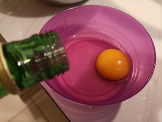 3、黄瓜煎蛋汤,打一个鸡蛋，鸡蛋里放几滴白酒可以让鸡蛋蓬发的更好。