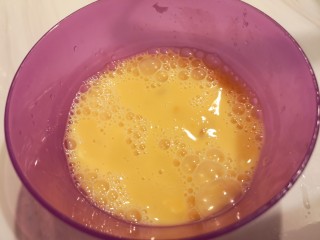 4、黄瓜煎蛋汤,鸡蛋打散。