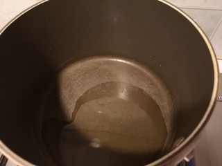 5、黄瓜煎蛋汤,锅内放入食用油。