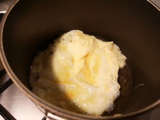 6、黄瓜煎蛋汤,油开之后煎鸡蛋。