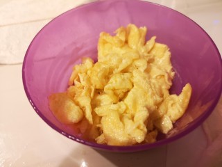 7、黄瓜煎蛋汤,煎成金黄之后盛出备用。