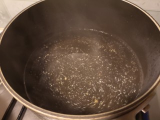 8、黄瓜煎蛋汤,锅不用刷，直接加入开水。