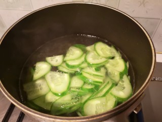 9、黄瓜煎蛋汤,水开之后下入黄瓜。