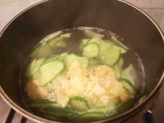 10、黄瓜煎蛋汤,水再开之后放入煎好的鸡蛋。