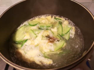 11、黄瓜煎蛋汤,放入盐，胡椒粉，鸡精，最后放入香油。