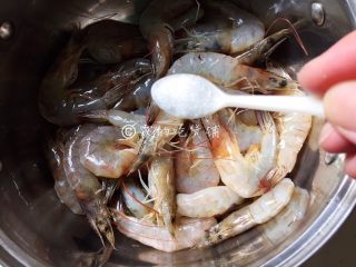 4、酸酸甜甜滴茄汁大虾,盐，腌制5分钟左右。