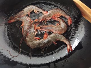 5、酸酸甜甜滴茄汁大虾,起油锅，油多放些，把虾放入煎炸。