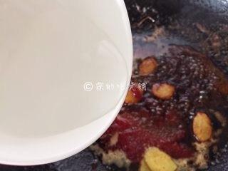 11、酸酸甜甜滴茄汁大虾,再加少许清水，炒至糖融化。