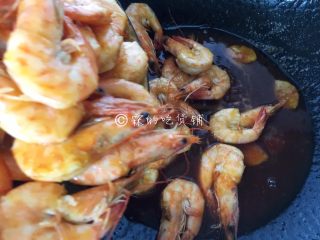12、酸酸甜甜滴茄汁大虾,把炸好的虾倒入，轻轻翻炒至均匀裹上酱汁。