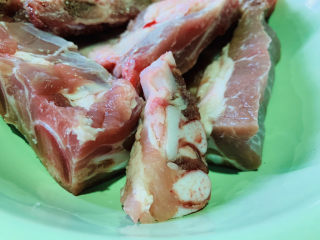1、蒜香烤排骨,新鲜肋排,待用