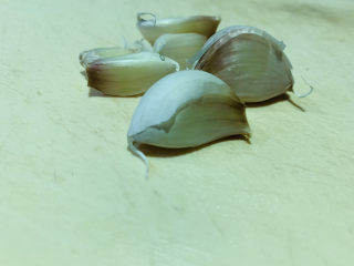 2、蒜香烤排骨,准备蒜瓣