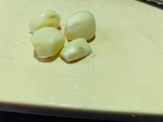 3、蒜香烤排骨,剥壳