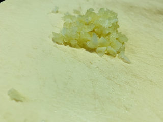 4、蒜香烤排骨,压蒜器压成蒜蓉