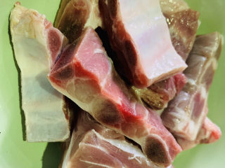 7、蒜香烤排骨,沥干水