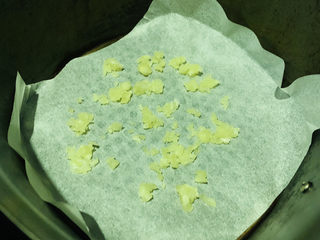 15、蒜香烤排骨,铺上蒜蓉