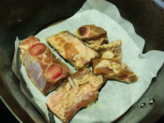 16、蒜香烤排骨,放上排骨