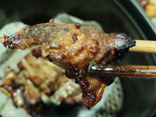 18、蒜香烤排骨,翻面再烤5分钟,再翻面烤5分钟,出炉