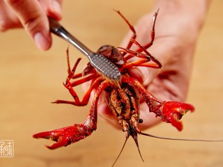 1、奉上这份经典，十三香小龙虾,洗净小龙虾。。