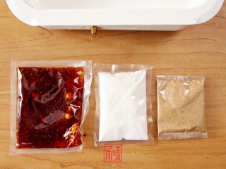 2、奉上这份经典，十三香小龙虾,打开十三香小龙虾调味料包，或准备好相应的食材。