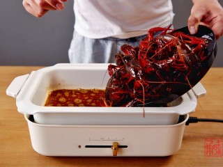 4、奉上这份经典，十三香小龙虾,放入小龙虾。