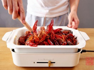 5、奉上这份经典，十三香小龙虾,并翻炒至全熟。