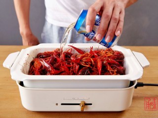 6、奉上这份经典，十三香小龙虾,然后加入一瓶啤酒。