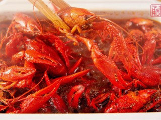 9、奉上这份经典，十三香小龙虾,这个时候小龙虾基本上已经入味了，很香，等慢慢小龙虾吸收汤汁后就会变得非常好吃。