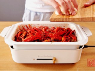 10、奉上这份经典，十三香小龙虾,放入蒜瓣儿。