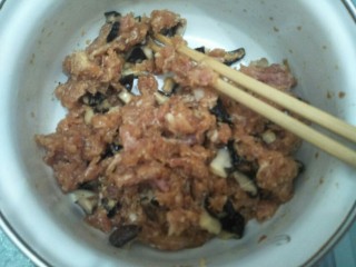 3、生煎包,冬菇肉混合放入油，盐，酱油，淀粉搅拌均匀腌制半小时以上。