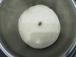 6、生煎包,面团发酵到原来的两倍大时拿出来揉一下排气。