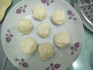 7、生煎包,将面团分成30克一个的份量揉圆。