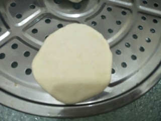 8、生煎包,将小面团撠成圆型的面皮。