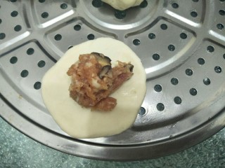 9、生煎包,放上馅料封好口。