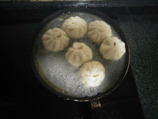 10、生煎包,平底锅放油将包子放入锅煎一会，煎到底部有点黄放入浸泡到包子一半的水量，洒上芝麻，盖锅煎煮。