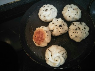 11、生煎包,煮到水份收干再煎一会直至煎到包的底意焦黄