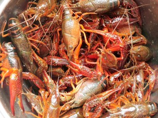 2、香辣小龙虾,买回来的小龙虾。