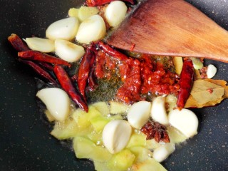 7、香辣小龙虾,放一勺豆瓣酱炒出红油。