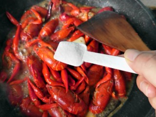 13、香辣小龙虾,一勺食用盐。