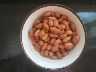 1、多味花生,准备适量花生米