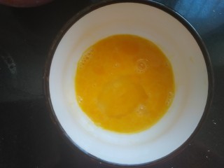 2、多味花生,一个鸡蛋打散调匀