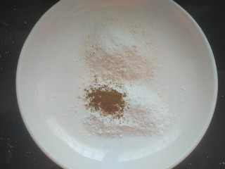 4、多味花生,加入 适量五香粉