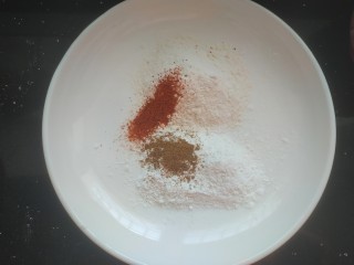 5、多味花生,加入适量辣椒粉